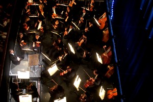 Omer Meir Wellber sitzt am Dirigentpult