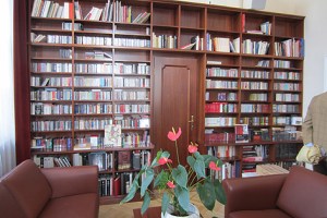 Hunderte CDs und Bücher von aktuellen Künstlern schmücken das Regal.