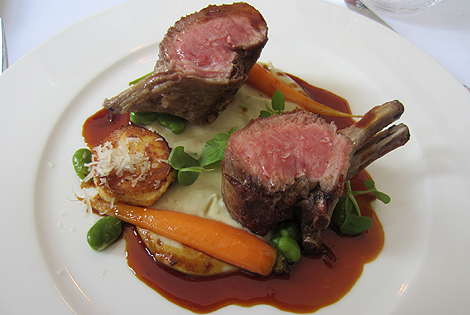 Anchorena Lammrücken, Auberginencreme, Polenta, Saubohnen (24 €)