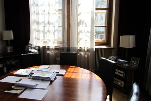 Runder Tisch statt Chef-Schreibtisch: Meyer möchte mit Mitarbeitern auf gleicher Ebene diskutieren.