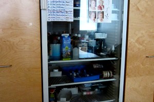 Ein gewöhnlicher Kühlschrank voller Theaterblut. 