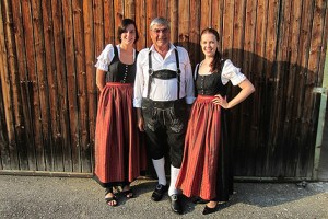 Ehrenstabführer Robert Podpeskar mit Marketenderinnen Eva Aichbauer und Christina Stockmayr