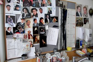 Dutzende Autogrammkarten und Erinnerungen schmücken das Zimmer. 