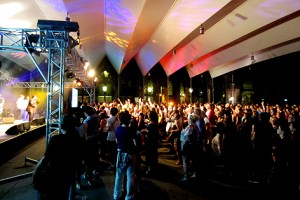 Das verfahrbare Membrandach des Innenhofs schützte die rund 500 bis 1.000 Konzertbesucher vor Regen.