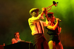 Parov Stelar blieb im Hintergrund - für eine ausgelassene Show sorgte Sängerin Cleo Panther.