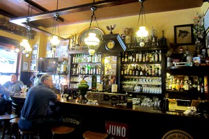 Die Bar im Gambrinus lädt zum Verweilen ein.