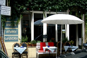 Gemütliches Sitzen in der Marienstraße. Ganz in der Nähe soll Angela Merkel wohnen.