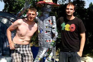 Ein mobiler Bierdosen-Mann in unvorteilhafter Pose. Ein mobiler Bierdosen-Mann in unvorteilhafter Pose.