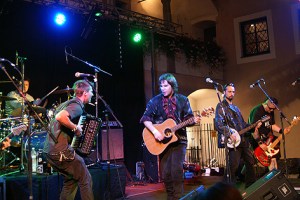 Zu Paddy and the Rats Irish-Folk-Punk tobte sich das Publikum aus.