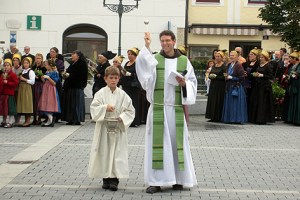 Pater Martin segnet die Erntekrone und die Bevölkerung.