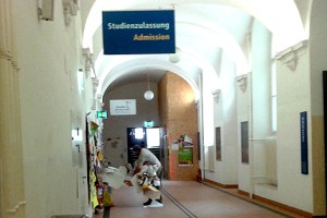 Ohne Rücksicht auf Verluste: So muss eine Plakatwand gesäubert werden! 