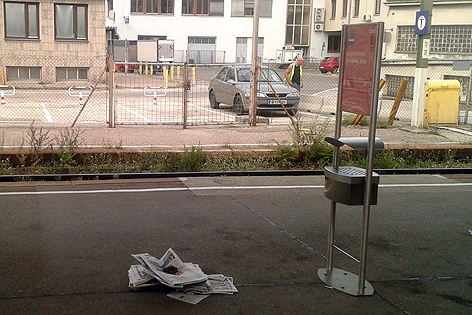 Ein "Zeitungshaufen" am Westbahnhof.