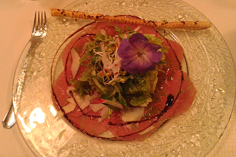 Carpaccio vom Premium-Rind mit Kräuter-Pesto, Grana Padano und Ruccola gibt es um 8,80 Euro.