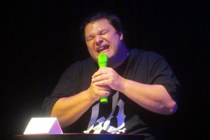 Der Mann mit dem grünen Mikrofon: Stimmkünstler, Beatboxer und (nun auch) Kabarettist Michael Krappel.