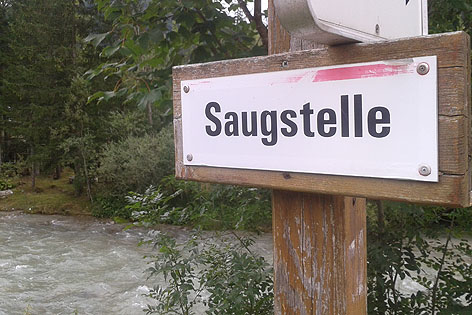 Saugstelle - Ein Schild sorgt für Schmunzeln.