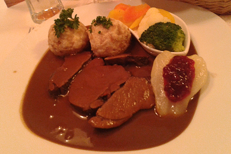 Zarter Rehbraten in Wildsauce - mit Semmelknödel, Preiselbeeren, Rotkraut kostet 17,20 Euro.