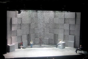 Das Bühnenbild besteht aus Vorhang, Schnee, Videos und bewegende Wandklötze. Das Bühnenbild besteht aus Vorhang, Schnee, Videos und bewegende Wandklötze.