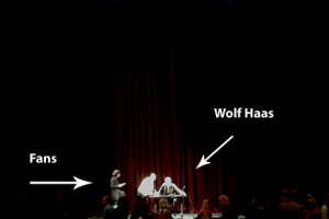 Ein schlechtes Handyfoto von der Lesung, das diesen Artikel bebildern soll.  