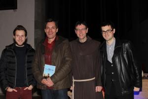 Illustrator Georg Atteneder, Verlagschef Wolf Ruzicka, Pater Martin, Autor Florian Kobler. Illustrator Georg Atteneder, Verlagschef Wolf Ruzicka, Pater Martin, Autor Florian Kobler.