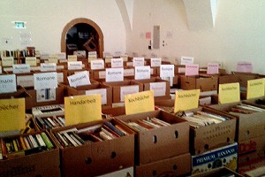 Rund 20.000 Bücher stehen zur Auswahl. Die Kosten betragen zwischen 1 und 3 Euro pro Buch.