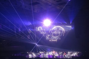 Laserstrahlen schwebten über den Köpfen des Publikums. 