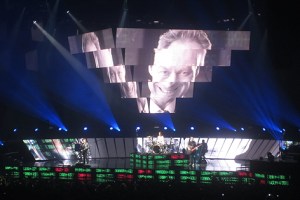 Videos unterstützten die Botschaften der Songs.