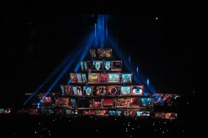 Zum offiziellen Konzertende setzte sich die LED-Pyramide auf die Bühne. 