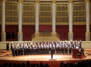 Verspielt, mit Energie und Ruhe: Heinz Ferlesch dirigierte mit viel Gefühl die Wiener Singakademie.. 