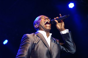 Larry Braggs von Tower of Power hatte sichtlich Spaß auf der Bühne. 