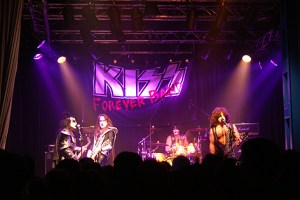 Große Bühnenshow mit der Kiss Forever Band
