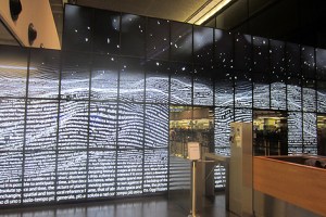 Medienkunst für die reisende Masse: Rund 37.000 Passagiere werden angeblich täglich durch die Installationen gescheust.