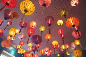 Lampendecke bei einem Vietnamesen in Barcelona 