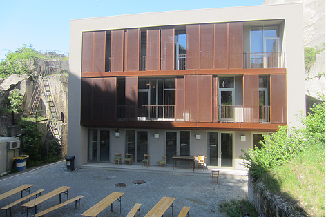 Der Backstagebereich: Über den Kabinen für die Solisten befindet sich eine Näherei für die Kostüme.