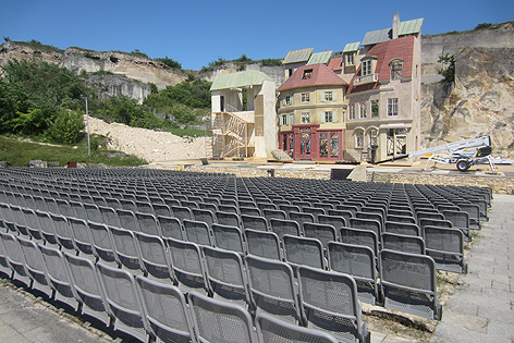 Ein Teil des Bühnenbildes von "Carmen" steht schon. Die großen Bilder werden mit menschlicher Muskelkraft bewegt.