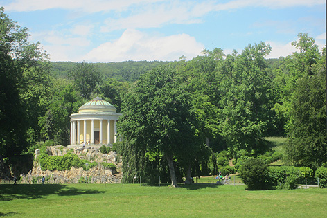 Der private Schlosspark dient in den Sommermonaten als Veranstaltungsstätte für Konzerte vor eindrucksvoller Kulisse - oder auch Hochzeiten etc..