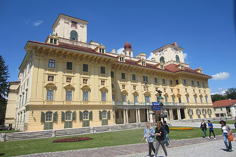 Gegenüber des prunkvollen "Schlössleins" Esterhazy gibt es mehrere Restaurants und Bars, in welchen man mit Blick auf das Schloss besten Wein genießen kann. 