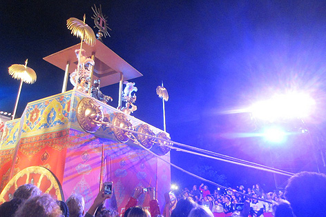 Die Debütanten ziehen den König auf den Red Carpet.