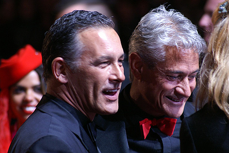 Rechts im Bild: Der ehemalige US-Turmspringer Greg Louganis. 