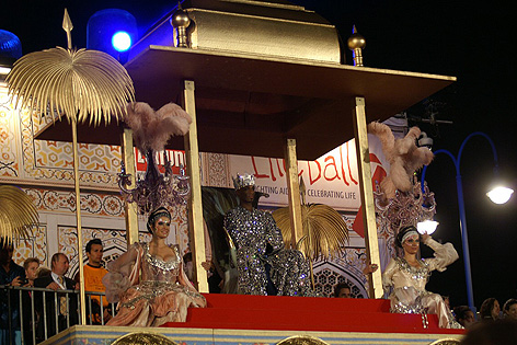 Desmond Richardson gibt den König Schahriyar