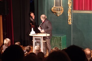 Niavarani zu seinem Schützling Otto Jaus: "Hör dir das an, was ich geschrieben habe"