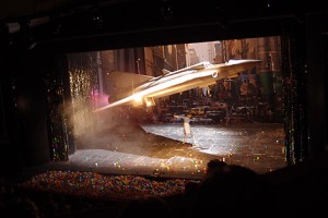 Hingucker: Ein Kampfjet schwebt über der Bühne