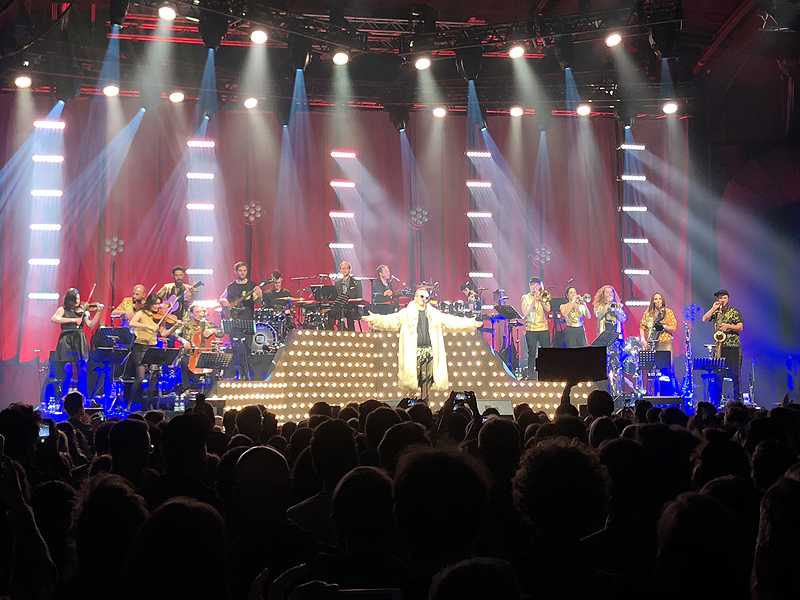 Jan Böhmermann und das Rundfunk-Tanzorchester Ehrenfeld