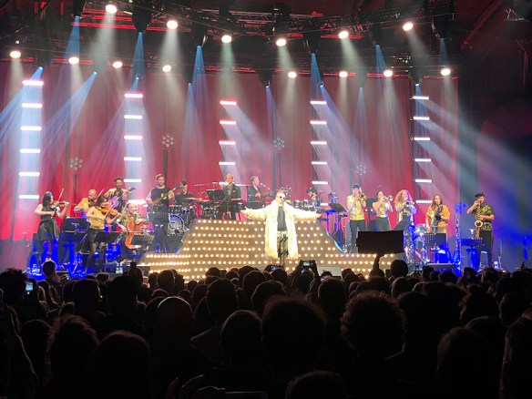 Jan Böhmermann und das Rundfunk-Tanzorchester Ehrenfeld