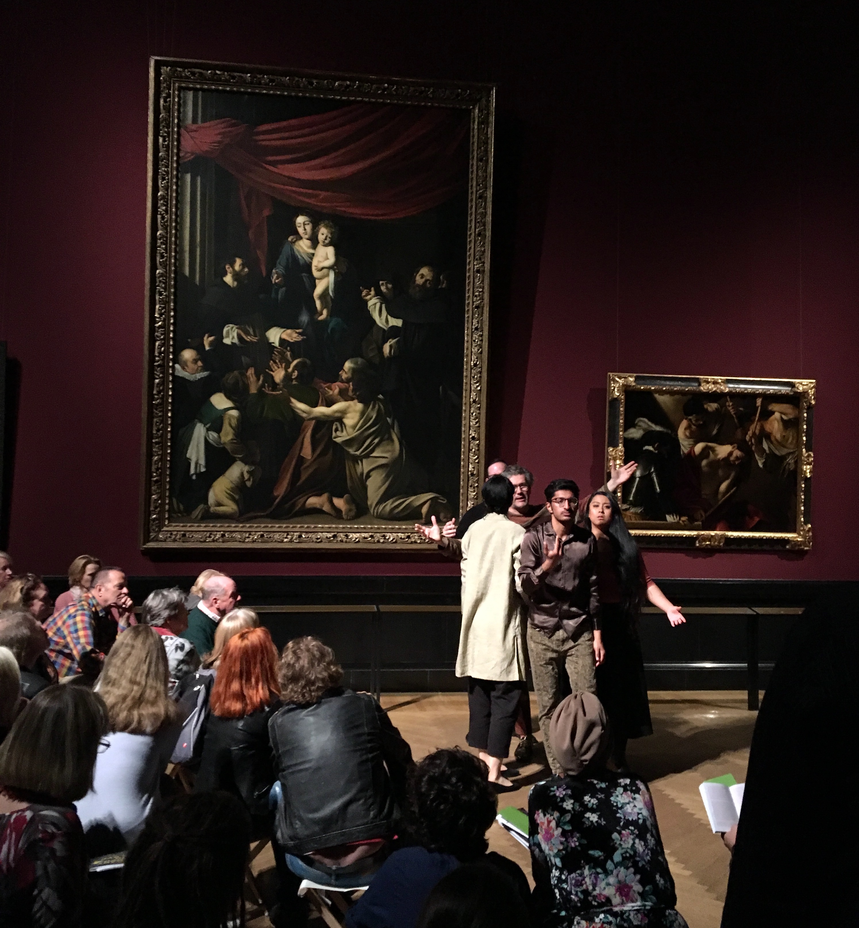 Performance vor Caravaggios Rosenkranzmadonna