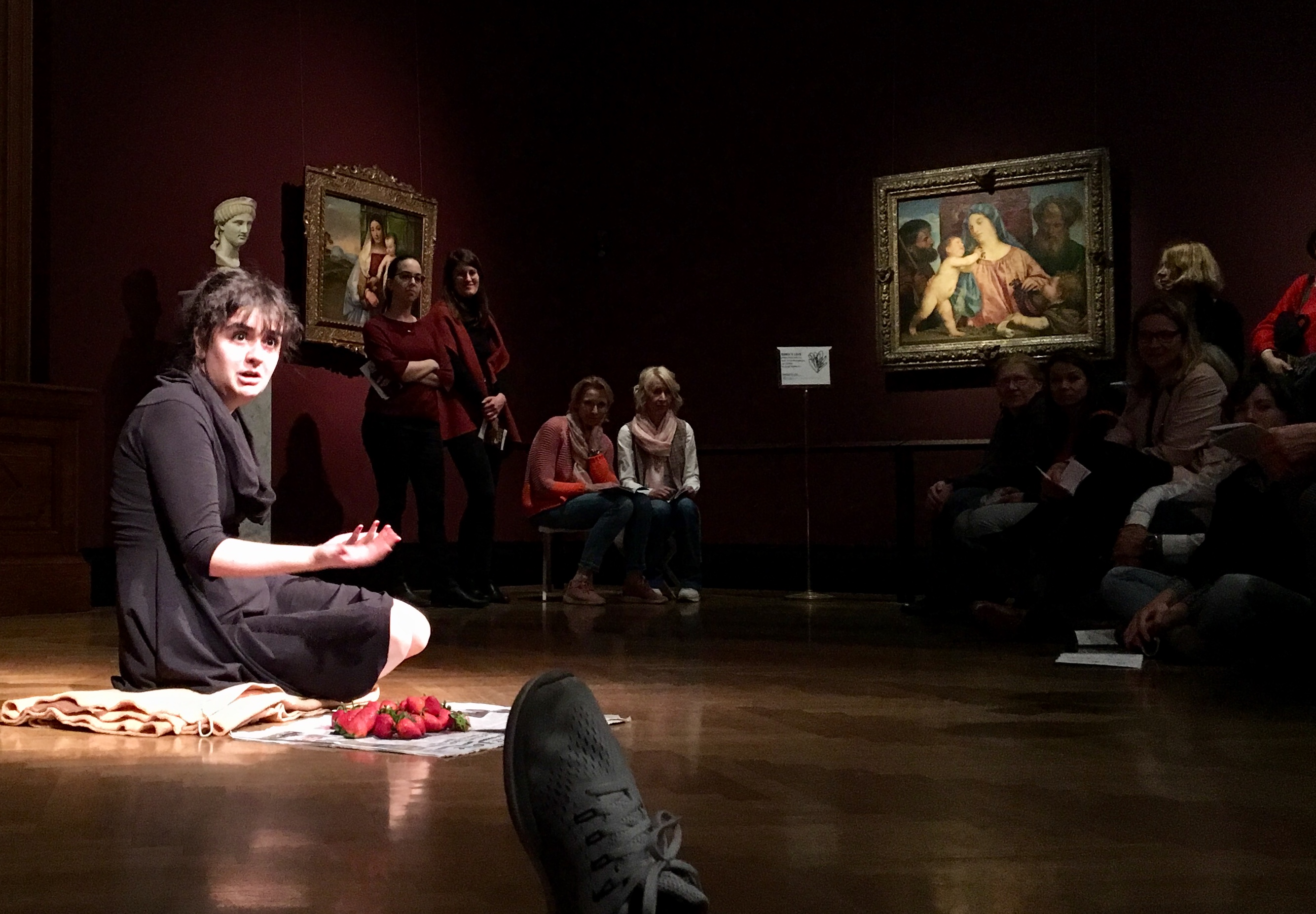 Rania Ali vor der Kirschenmadonna