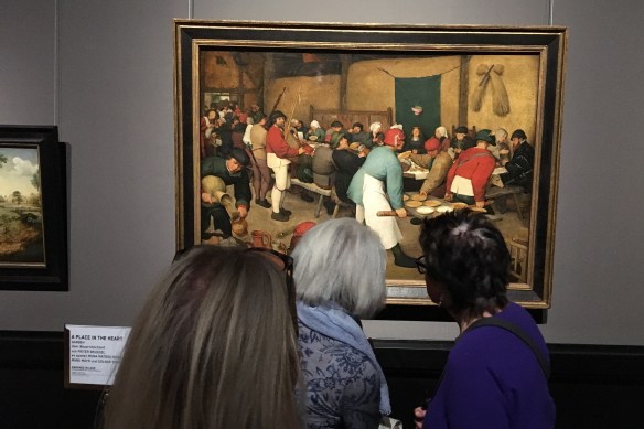 Besucherinnen vor Bruegels <em>Bauernhochzeit</em>