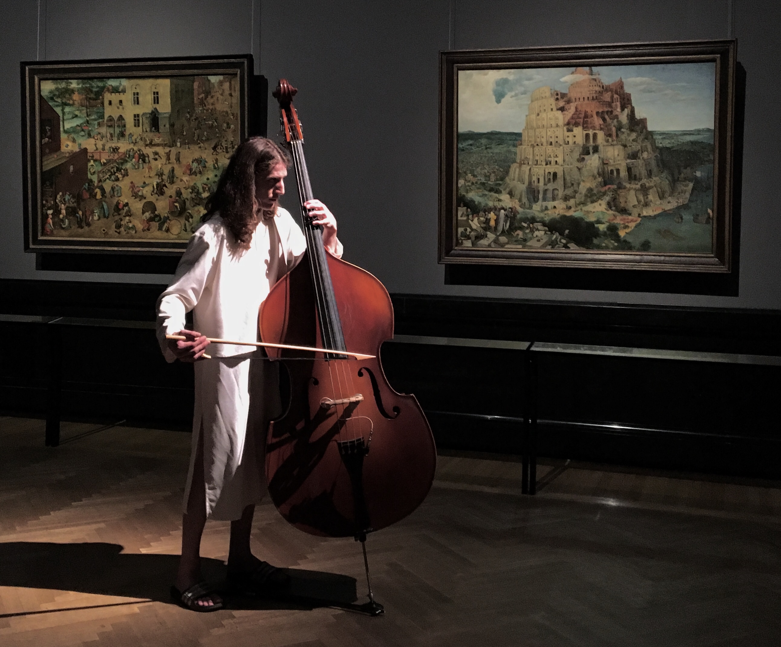 Manu Mayr vor Bruegel-Gemälden