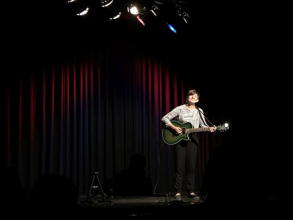 Elli Bauer bei ihrer Wien-Premiere von "Stoffsackerlspruch" in der Kulisse