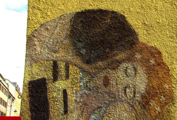 The Kiss Streetart in Vienna