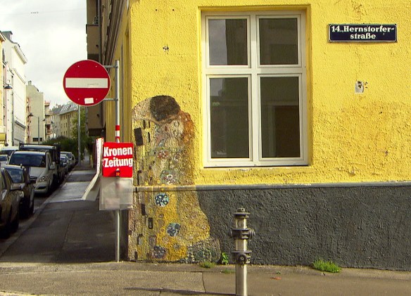 Der Kuss - nach Gustav Klimt. Noch schöner natürlich, wenn der Zeitungsständer abmontiert ist...